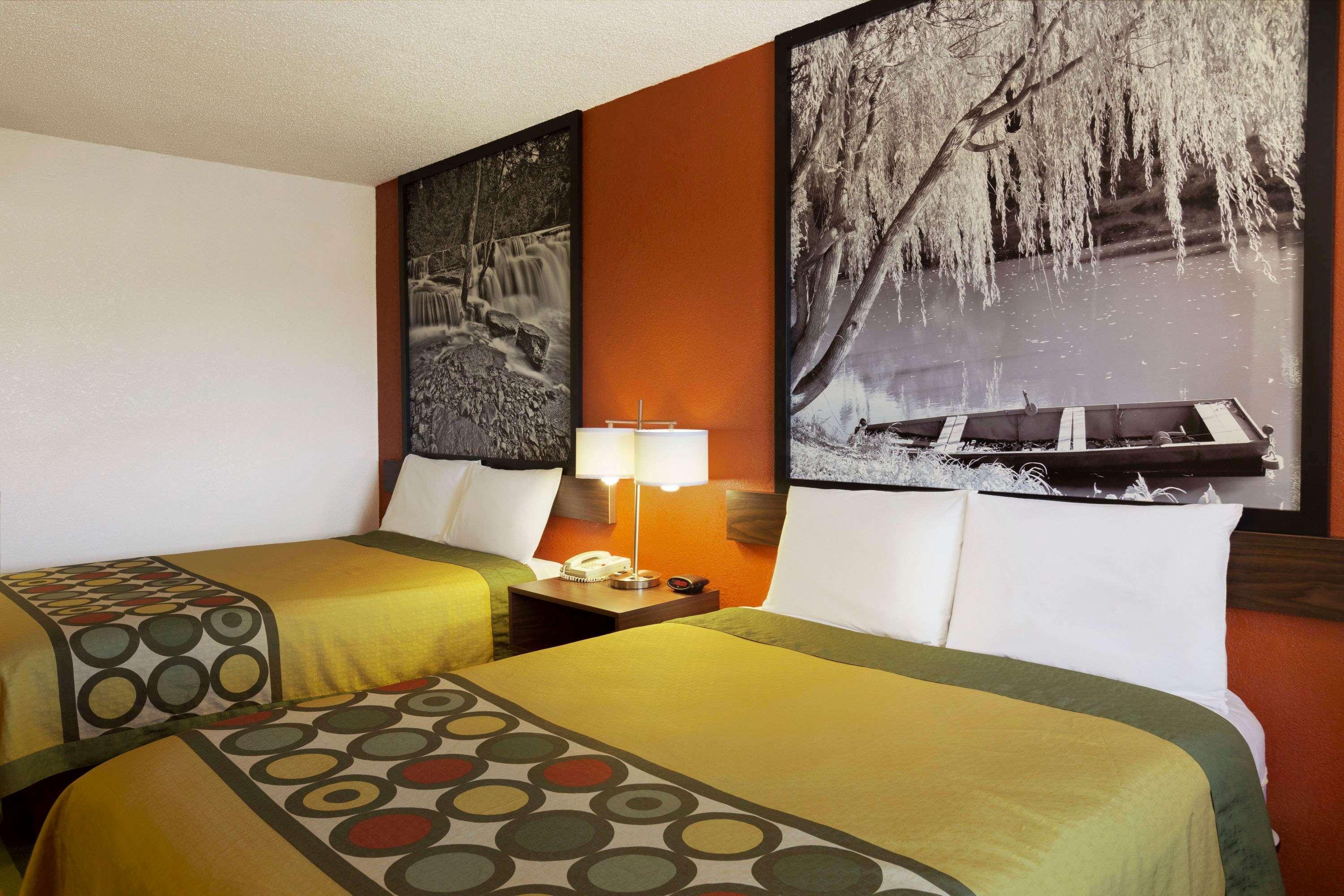 Super 8 By Wyndham Woodward Hotell Eksteriør bilde