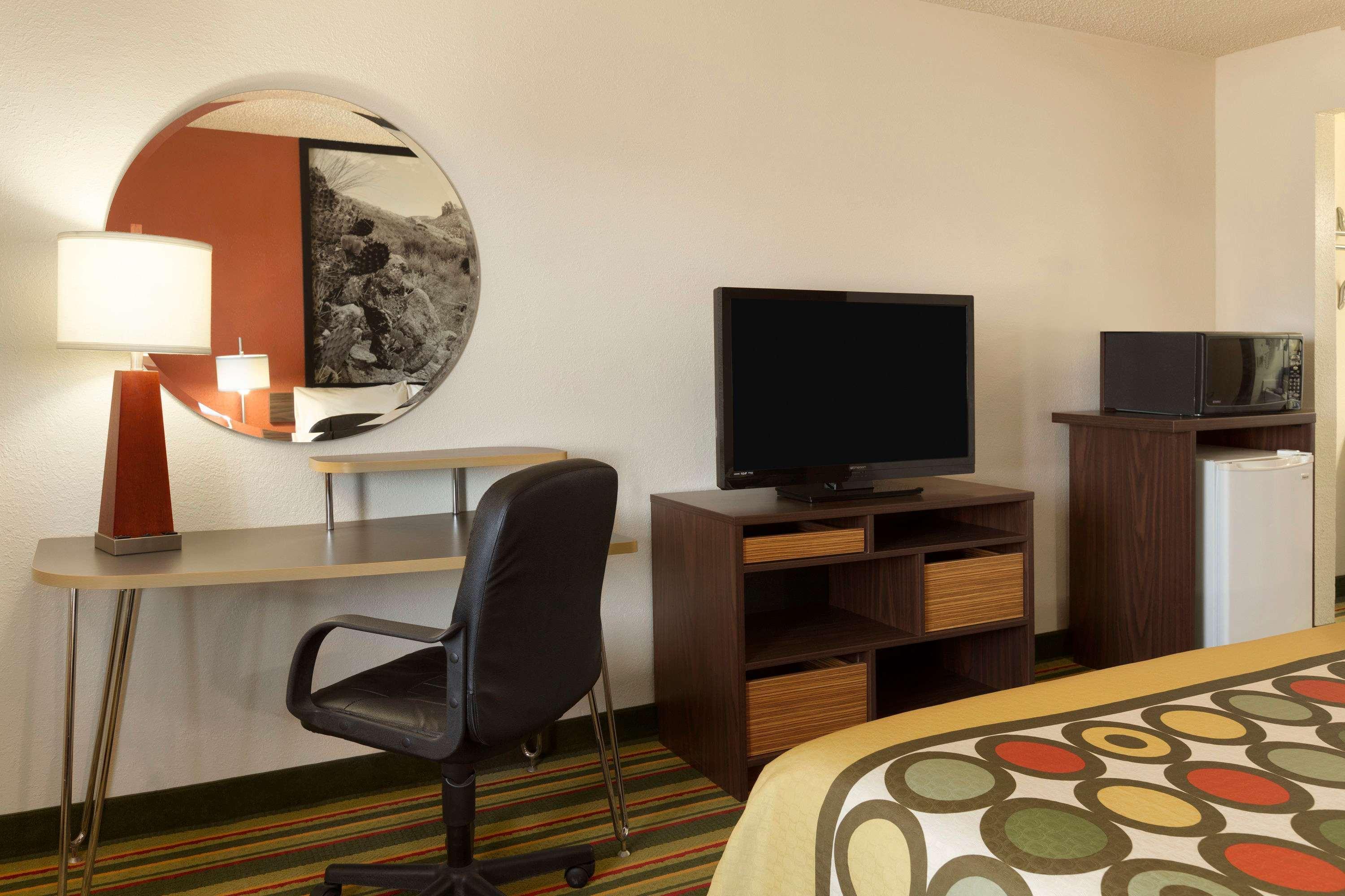 Super 8 By Wyndham Woodward Hotell Eksteriør bilde