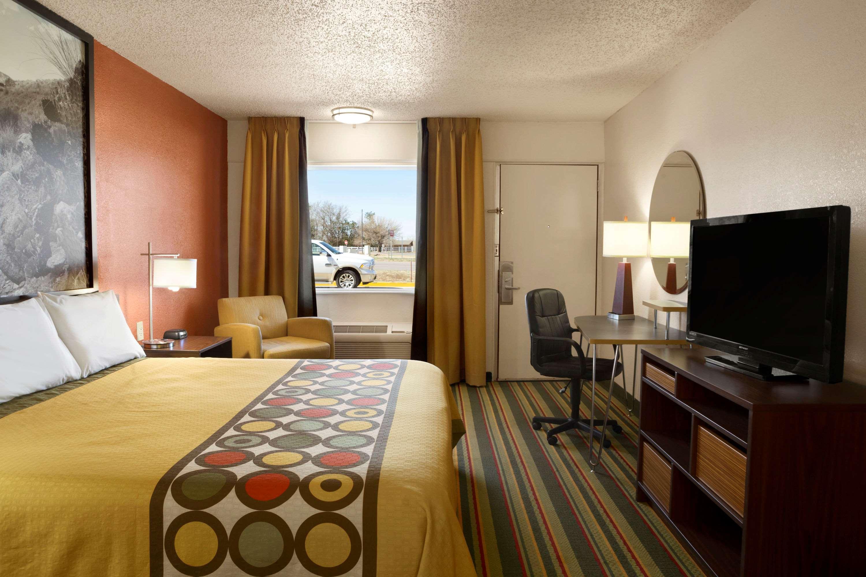 Super 8 By Wyndham Woodward Hotell Eksteriør bilde